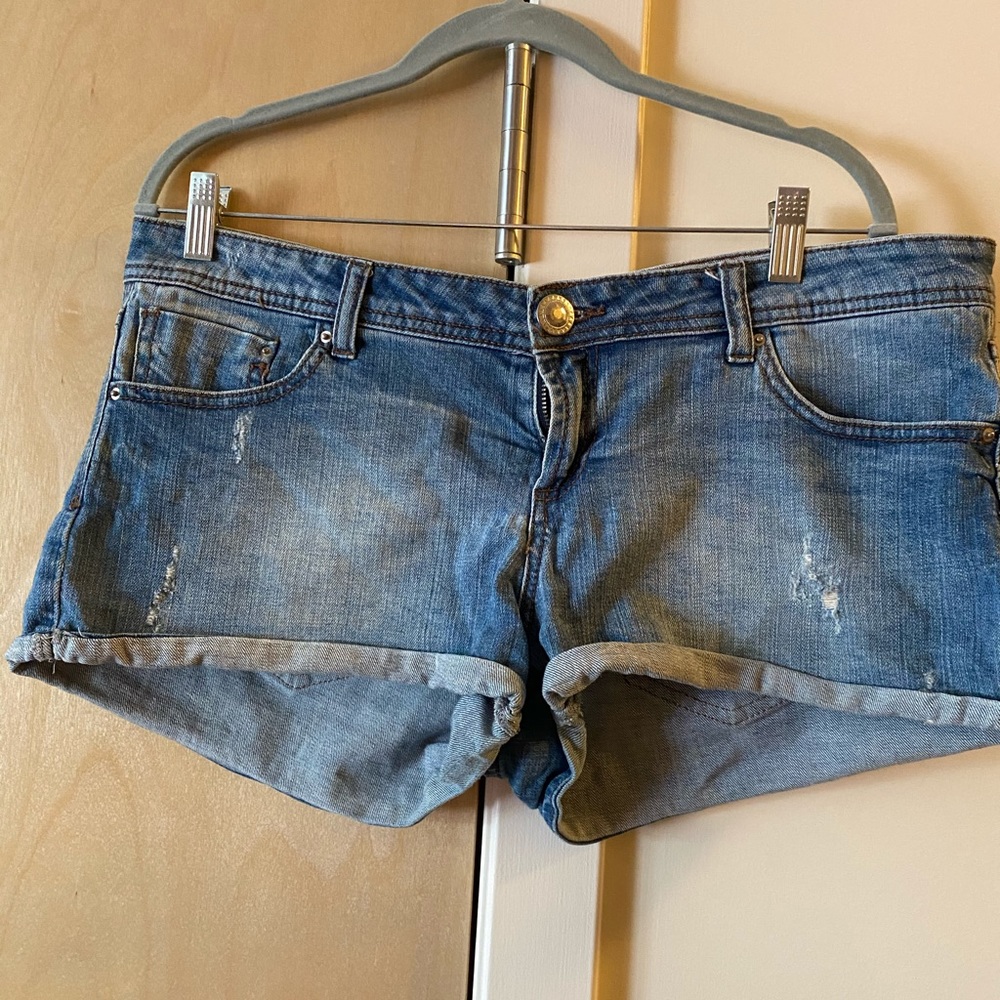 Distressed short shorts